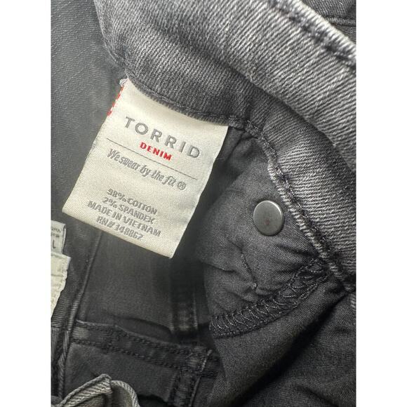 Torrid Black Distressed Floral Raw Hem Denim Shorts Women Size 10 - Picture 4 of 4